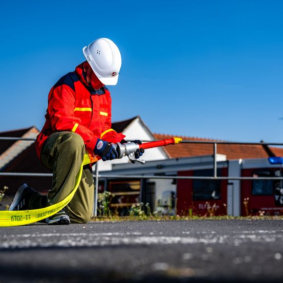 Bild enthält, Hardhat, Helmet, Person, Worker, Adult, Male, Man, Car, Vehicle, Shoe