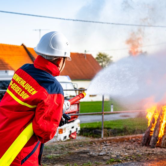 Bild enthält, Helmet, Fire, Adult, Male, Man, Person, Bonfire, Flame, Extinguishing Fire