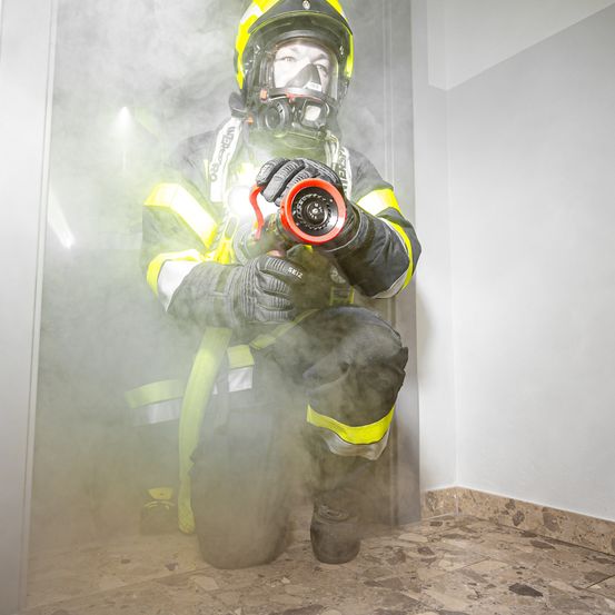 Bild enthält, Helmet, Adult, Male, Man, Person, Face, Head