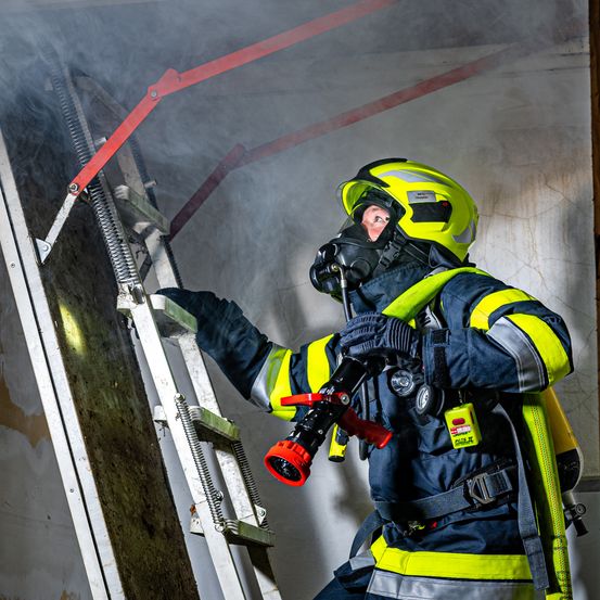 Bild enthält, Helmet, Adult, Male, Man, Person, Face, Head