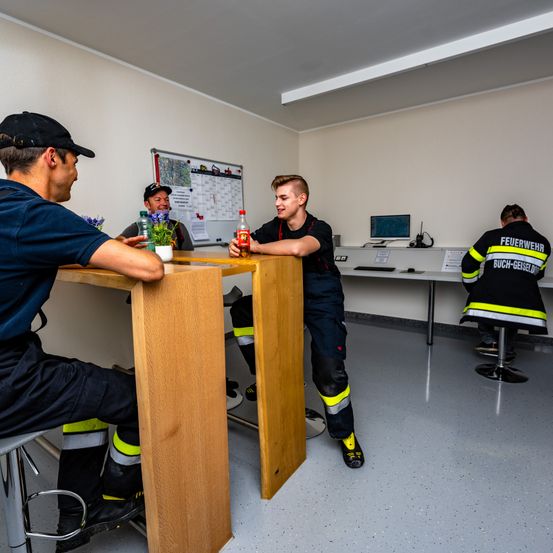 Bild enthält, Furniture, Table, Desk, Adult, Male, Man, Person, Screen, Computer Hardware, Monitor