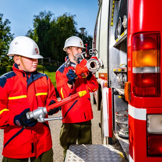 Bild enthält, Helmet, Adult, Male, Man, Person, Glove, Worker, Truck, Face, Wheel