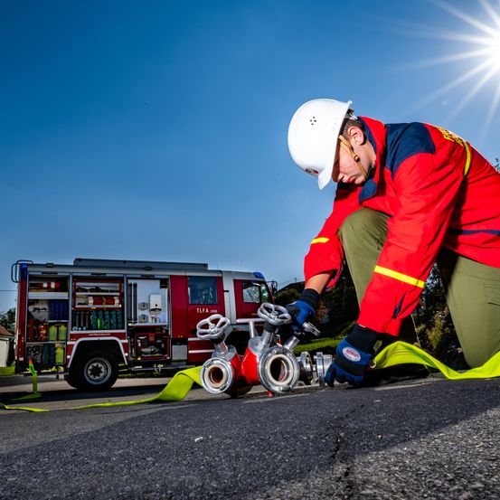Bild enthält, Person, Worker, Adult, Male, Man, Helmet, Wheel, Shoe, Truck, Face