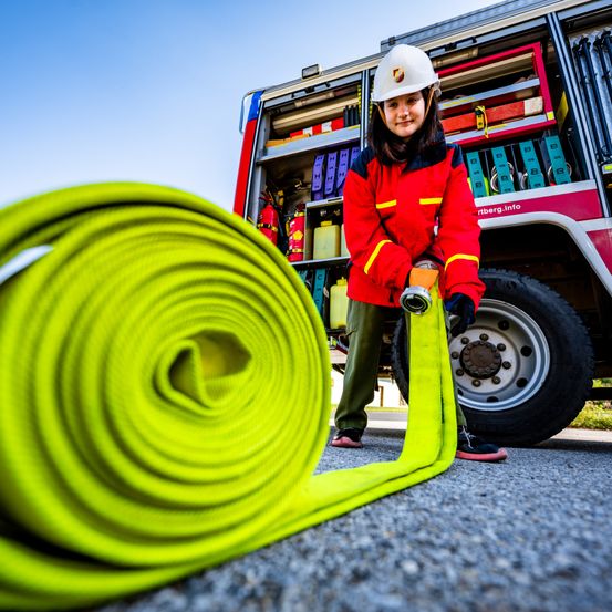 Bild enthält, Adult, Female, Person, Woman, Wheel, Face, Worker, Shoe, Helmet, Hardhat