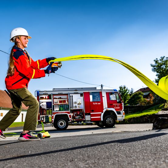 Bild enthält, Person, Worker, Machine, Wheel, Clothing, Glove, Helmet, Truck, Shoe, Face
