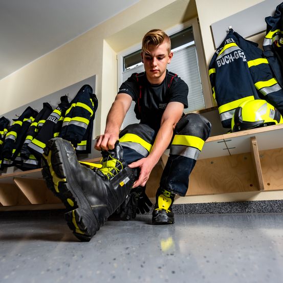 Bild enthält, Helmet, Adult, Male, Man, Person, Clothing, Footwear, Shoe, Face, Fireman