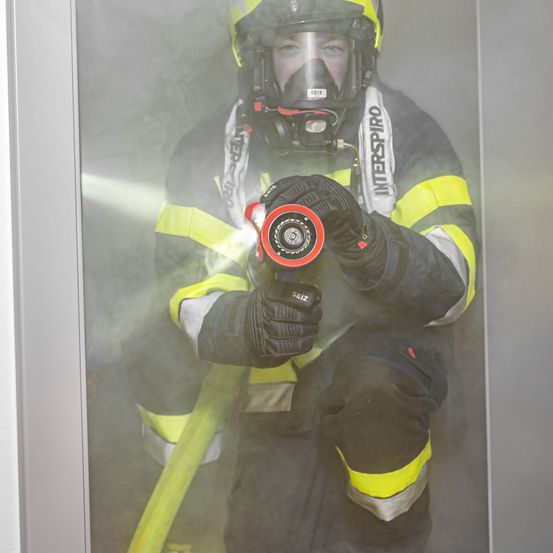 Bild enthält, Adult, Male, Man, Person, Helmet, Face, Head