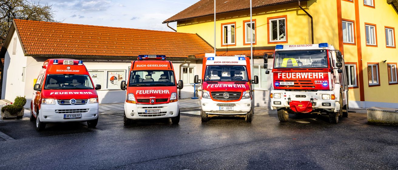 Bild enthält, Neighborhood, Car, Vehicle, Fire Station, Fire Truck, Truck, Chair, Person, Plant