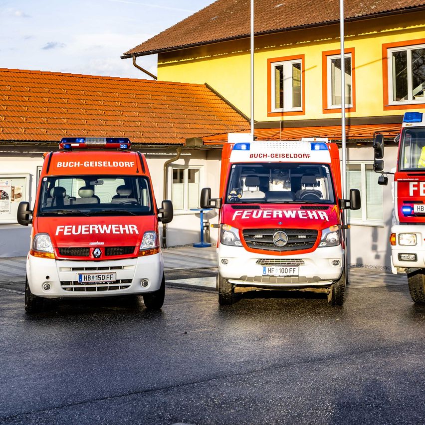 Bild enthält, Neighborhood, Car, Vehicle, Fire Station, Fire Truck, Truck, Chair, Person, Plant