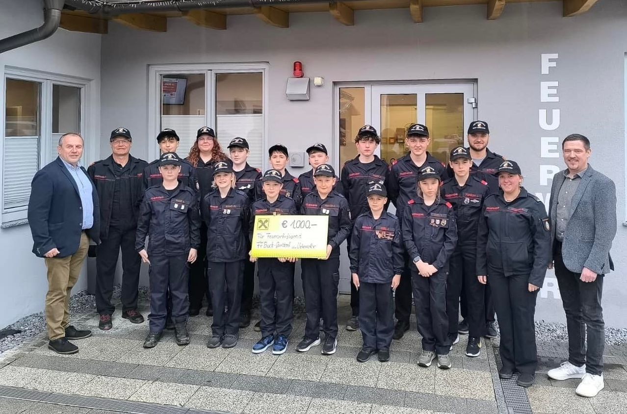 Bild enthält, Groupshot, Person, Baseball Cap, Coat, Police Officer, Pants, Adult, Male, Man, Suit