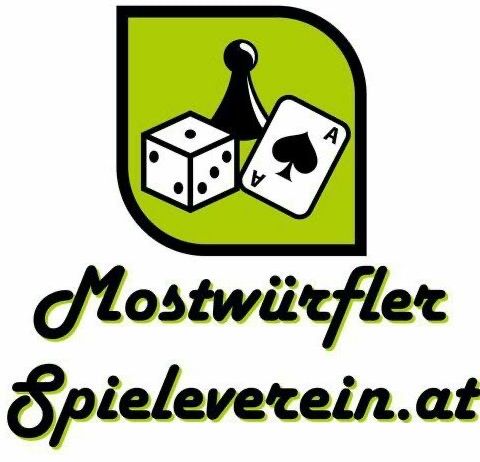 Ein Logo für Mostwirfler Spielverein.at, das ein schwarzes Schachstück, einen Würfel und ein schwarzes Ass der Pik auf einem grünen Schild zeigt. Der Text 'Mostwirfler Spielverein.at' ist in fette schwarzer Schrift.