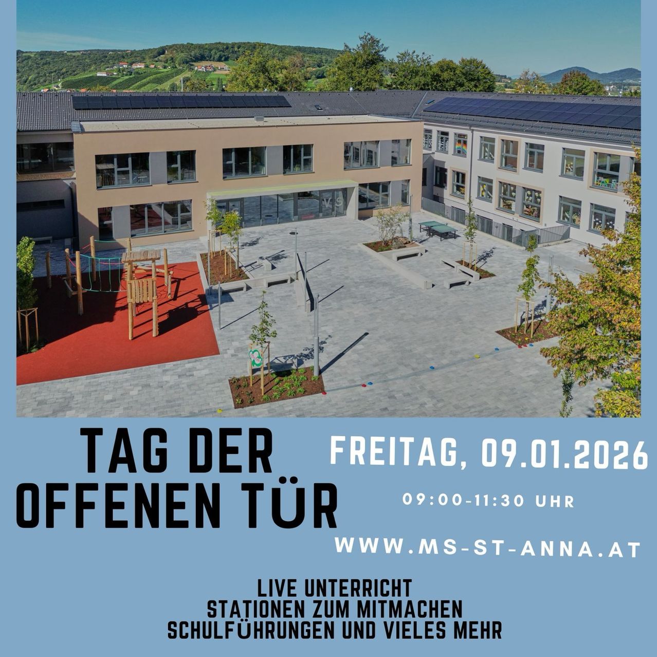 Ein Luftbild einer modernen Schulgebäudes mit Solarpanelen auf dem Dach. Der Schulhof bietet einen Spielplatz und einen gepflasterten Bereich mit Bänken. Der Text lautet 'Tag der offenen Tür' und 'Freitag, 09.01.2026'. Die Veranstaltung findet von 09:00 bis 11:30 Uhr statt.