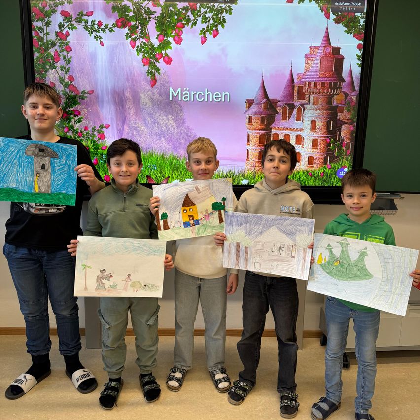 Fünf Jungen posieren mit ihren Zeichnungen vor einem Bildschirm, auf dem eine Burg und Rosen zu sehen sind. Jeder hält ein Stück Papier mit einer Zeichnung eines Hauses oder eines Charakters in der Hand.