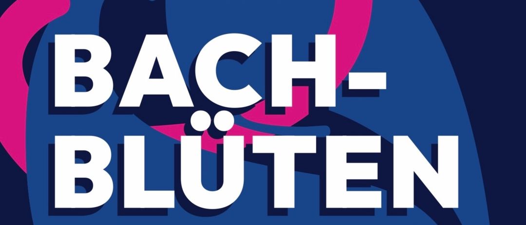 Eine Werbung zeigt eine lächelnde Frau und bewirbt Bachblüten für emotionale Unterstützung. Es hebt die beruhigende Wirkung von Bachblüten auf Emotionen, Stress und alltägliche Herausforderungen hervor. Die Werbung ermutigt, die 38 Essenzen und ihre Anwendungen kennenzulernen.