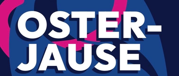 Ein Werbeplakat mit einer lächelnden Frau, die Kräuter hält. Der Titel lautet Osterjause Mal Anders. Es bedeutet Ostersaft auf andere Weise. Der Text handelt von Petra Miklauth, die Kräuterexpertin ist. Sie sammelt seit 15 Jahren Kräuter.