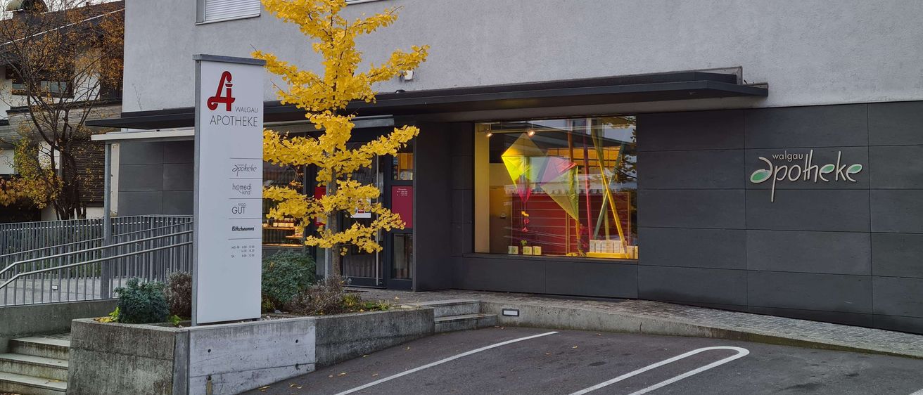 Bild enthält, Neighborhood, City, Architecture, Building, Road, Street, Urban, Shop, Sign, Symbol