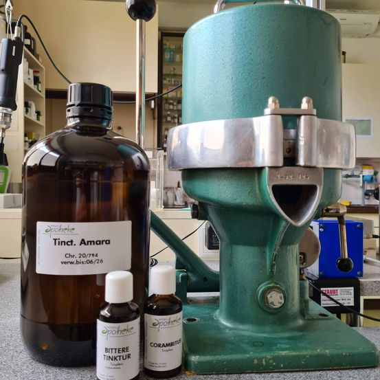 Bild enthält, Architecture, Building, Factory, Laboratory, Mace Club, Weapon