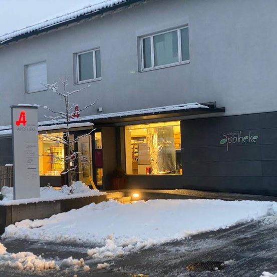 Bild enthält, Architecture, Building, Person, Transportation, Truck, Vehicle, Shop