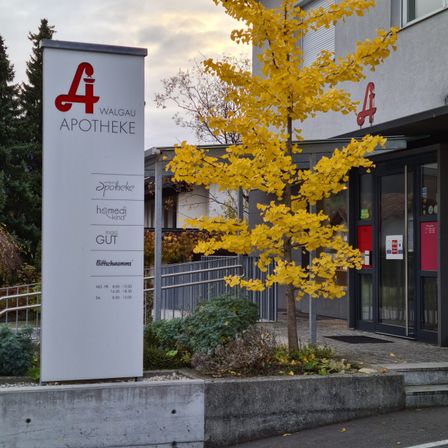 Bild enthält, Tree, Sign, Symbol, Advertisement, Road, City, Tarmac, Tree Trunk, Leaf, Building