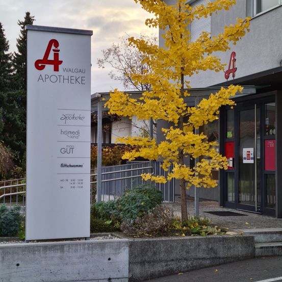 Bild enthält, Tree, Sign, Symbol, Advertisement, Road, City, Tarmac, Tree Trunk, Leaf, Building