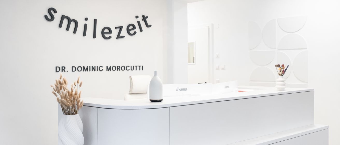 Bild enthält, Reception, Furniture, Table, Reception Desk, Hot Tub, Tub