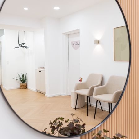 Bild enthält, Indoors, Interior Design, Plant, Chair, Furniture, Waiting Room, Living Room, Table, Potted Plant, Photography