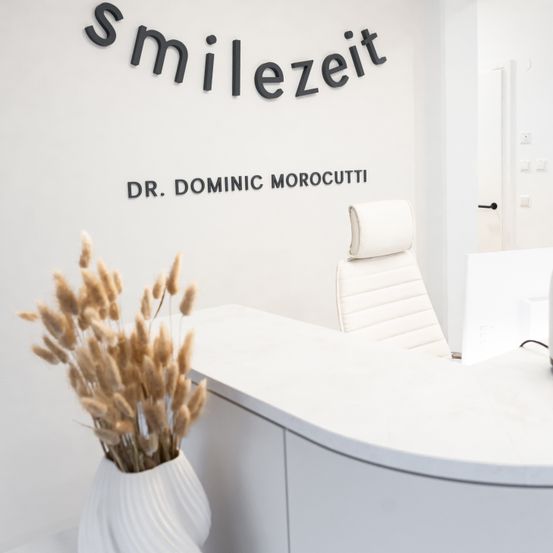 Bild enthält, Furniture, Table, Indoors, Interior Design, Reception, Jar, Desk, Pottery