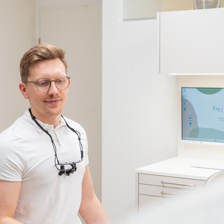 Bild enthält, Adult, Male, Man, Person, Face, Head, Monitor, Screen, Glasses, Stethoscope