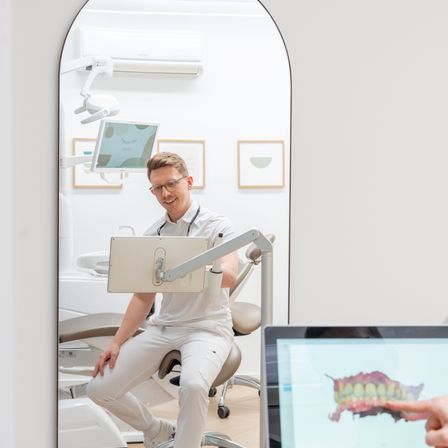 Bild enthält, Adult, Male, Man, Person, Glasses, Shoe, Furniture, Chair, Monitor, Indoors