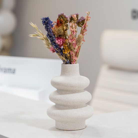 Bild enthält, Flower, Flower Arrangement, Plant, Flower Bouquet, Ikebana, Jar, Pottery, Art, Chess, Vase