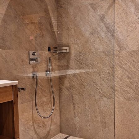 Bild enthält, Indoors, Bathroom, Room, Shower Faucet, Interior Design, Shower