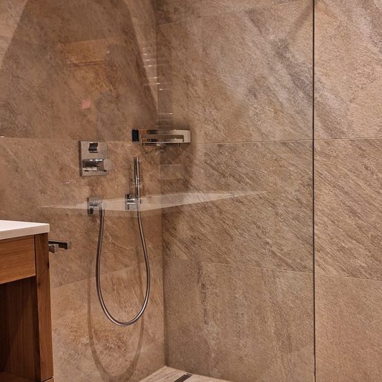 Bild enthält, Indoors, Bathroom, Room, Shower Faucet, Interior Design, Shower