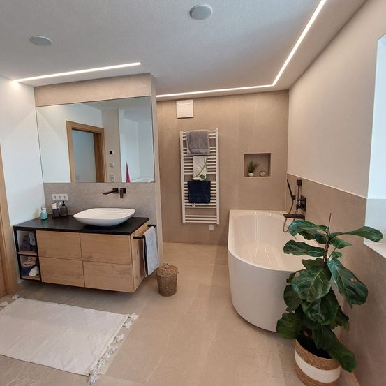 Bild enthält, Corner, Sink, Plant, Bathing, Floor, Bathtub, Tub, Home Decor, Indoors, Hot Tub