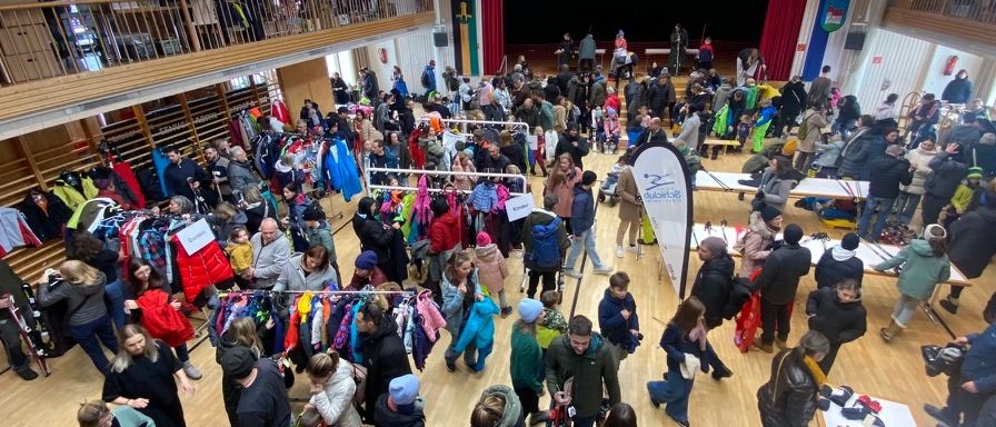 Bild enthält, People, Person, Volleyball, Volleyball Game, Boy, Child, Male, Indoors, Architecture, Building