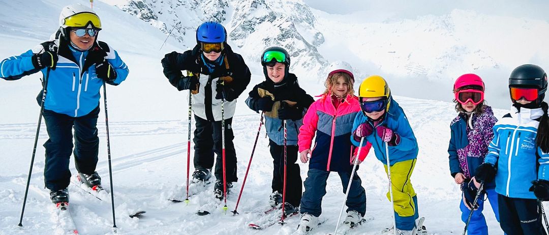 Bild enthält, Nature, Outdoors, Glove, Person, Snow, Helmet, Skiing, Shoe, Glasses, Piste