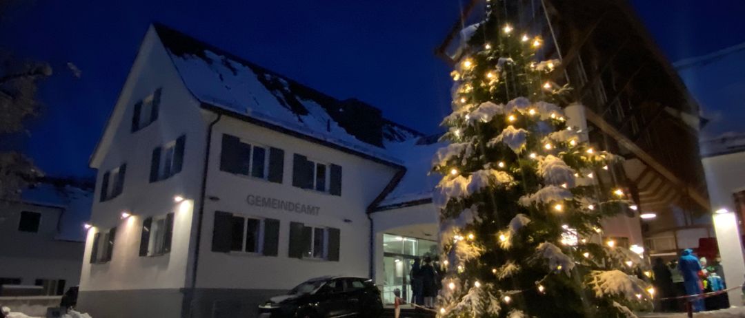 Bild enthält, Christmas, Christmas Decorations, Festival, Architecture, Building, Car, Vehicle, Tree, Christmas Tree, Person