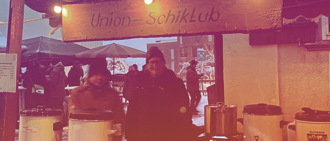 Bild enthält, Urban, Adult, Male, Man, Person, Outdoors, Face, Head, Night Life, Nature