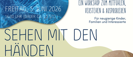 Ein Flyer für eine Veranstaltung mit dem Titel 'Mit den Händen sehen' zeigt ein Auge, Hände, die eine Margerite halten, und einen Aufruf, Sehen anders zu verstehen und zu erleben.