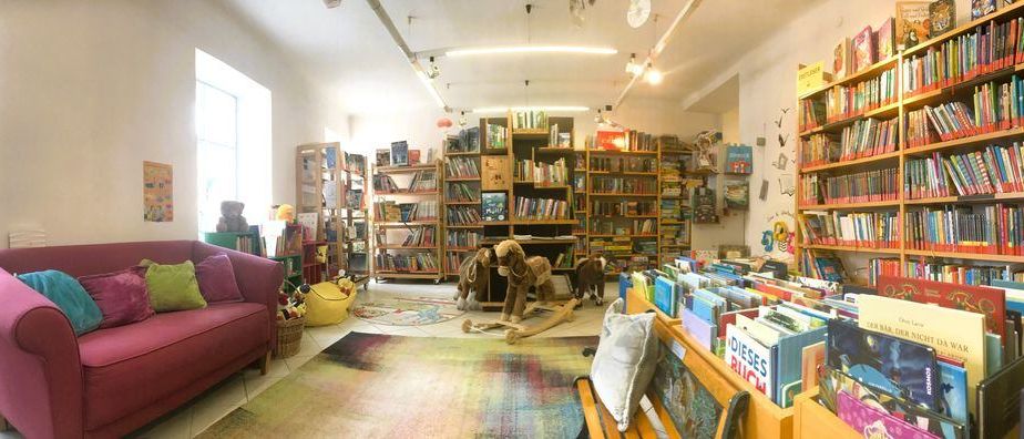 Bild enthält, Book, Publication, Library, Furniture, Couch, Building, Home Decor, Handbag, Shop, Bookstore