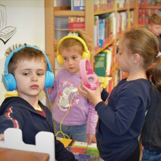 Bild enthält, Book, Library, Child, Female, Girl, Person, Boy, Male, Headphones, Face