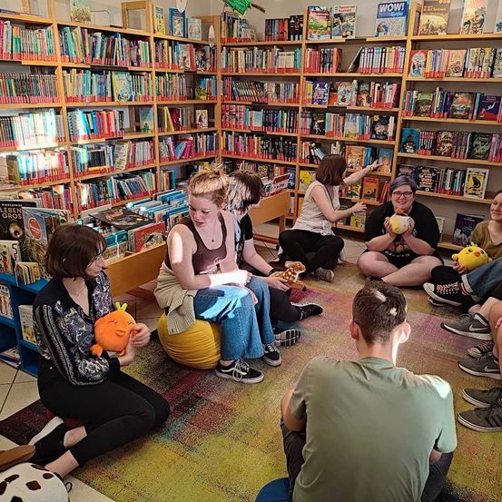 Bild enthält, People, Person, Adult, Male, Man, Child, Female, Girl, Woman, Shoe