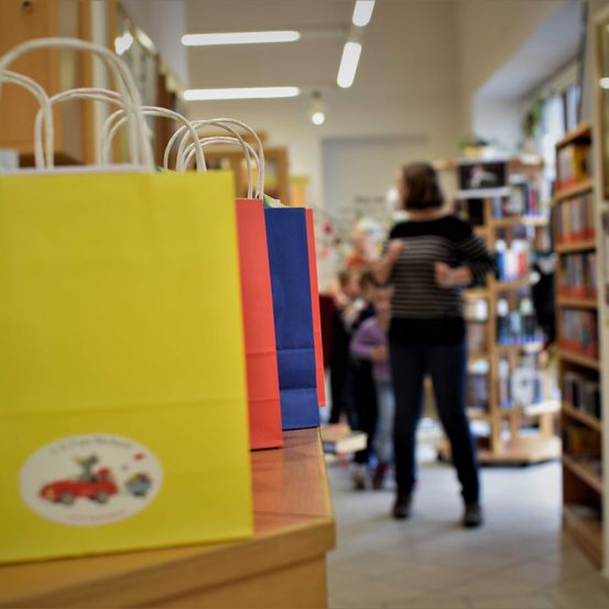 Bild enthält, Bag, Handbag, Adult, Female, Person, Woman, Book, Publication, Shoe, Shop