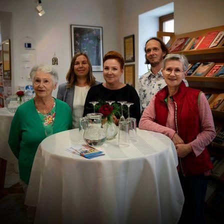 Bild enthält, Dining Room, Dining Table, Table, Flower Arrangement, Flower Bouquet, Tablecloth, Person, Portrait, Adult, Woman