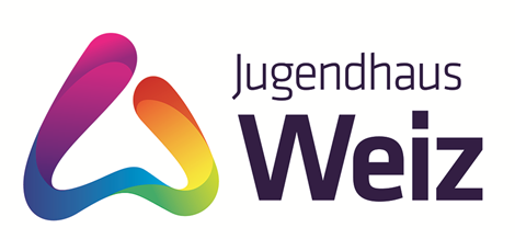 Das Jugendhaus Weiz Logo zeigt ein farbenfrohes wellenförmiges Symbol links und den Text Jugendhaus Weiz in Schwarz rechts.