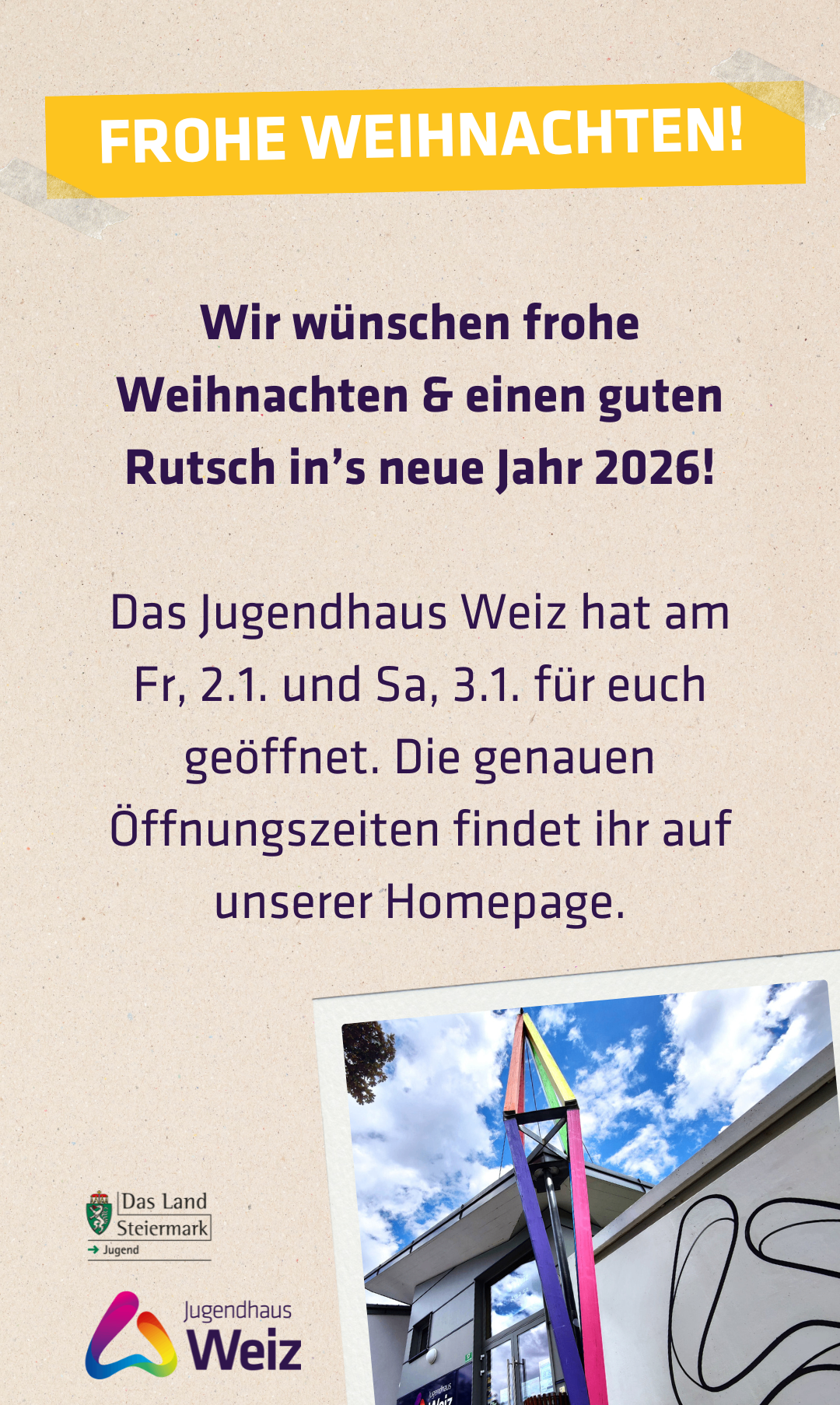 Ein Bild des Himmels mit Wolken, einem Baum und einer bunten Skulptur. Der Text auf Deutsch wünscht frohe Weihnachten und einen guten Start ins neue Jahr 2026. Es wird erwähnt, dass das Jugendhaus Weiz am Freitag, 2.1. und Samstag, 3.1. für Sie geöffnet hat.