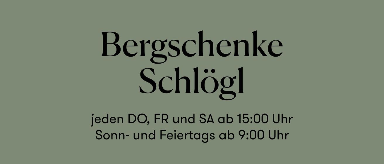 Grünes Schild mit den Worten 'Bergschenke Schlögl'. Geöffnet donnerstags, freitags und samstags ab 15:00 Uhr und sonntags und feiertags ab 9:00 Uhr.