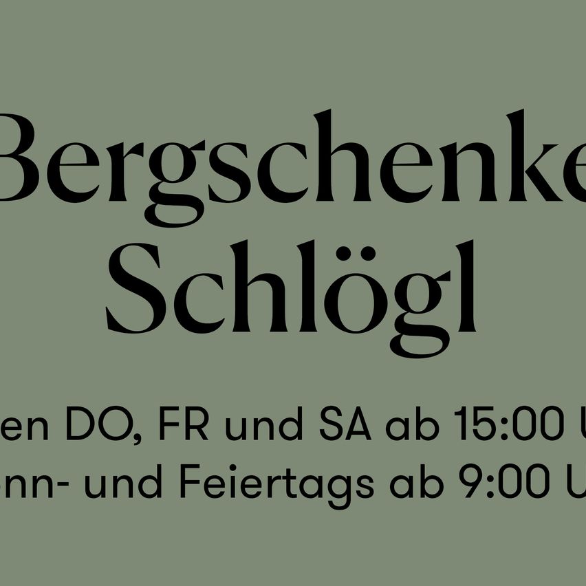 Grünes Schild mit den Worten 'Bergschenke Schlögl'. Geöffnet donnerstags, freitags und samstags ab 15:00 Uhr und sonntags und feiertags ab 9:00 Uhr.