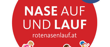 Rote Nasen Lauf Poster mit einem roten Kreis, der Titel ist 'Nase auf und Lauf', Website 'rotenasenlauf.at', beinhaltet vier Menschen, die laufen, und einen Hund, blauer Button mit Text 'Jetzt anmelden!'.