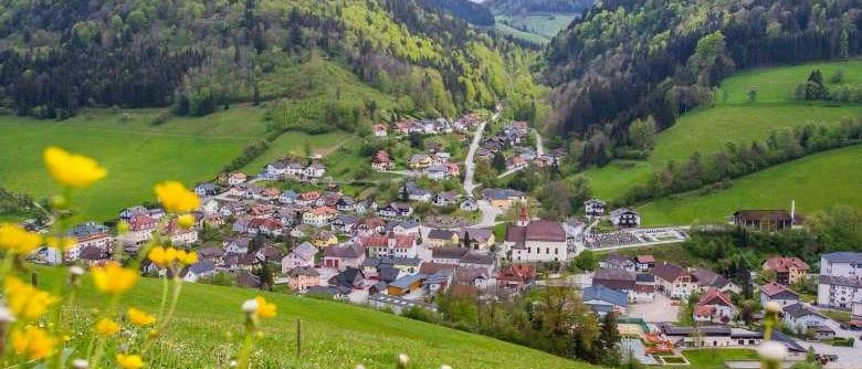 Bild enthält, Nature, Outdoors, Countryside, Rural, Building, Village, Field, Grassland, Landscape, Scenery