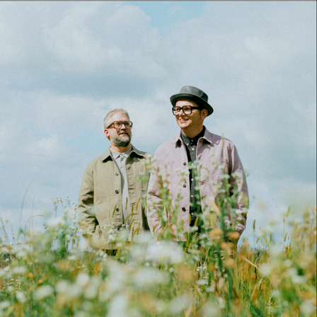 Bild enthält, Coat, Jacket, Person, Smile, Adult, Male, Man, Photography, Portrait, Grass